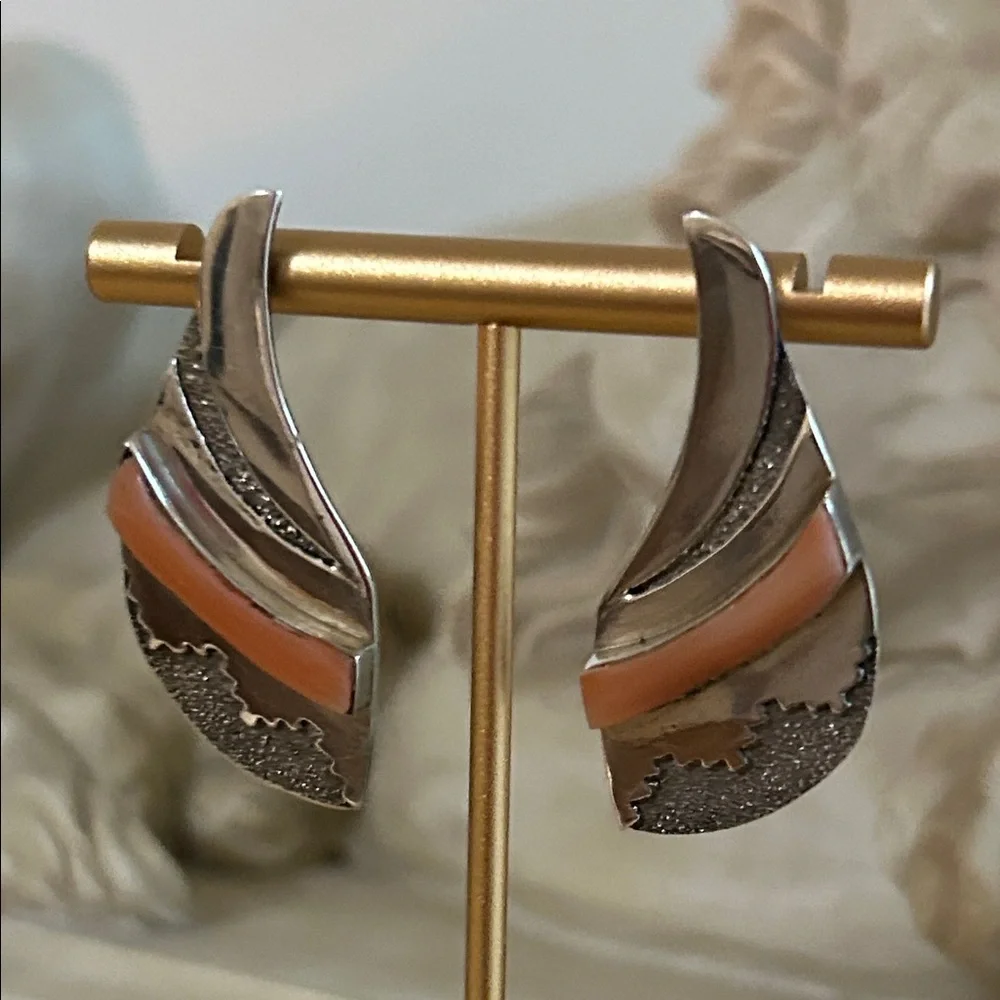 Vintage Native American Mother of Pearl Earrings - Picture 7 of 8